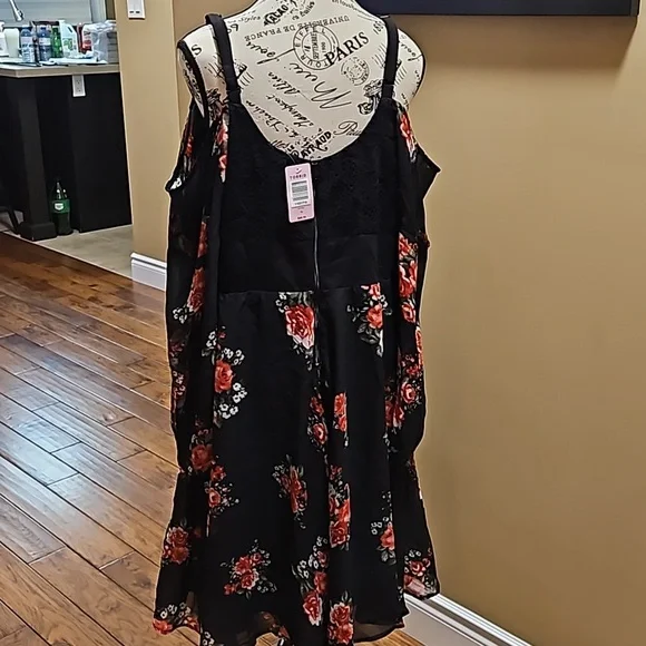 COLD SHOULDER DRESS - Picture 5 of 6